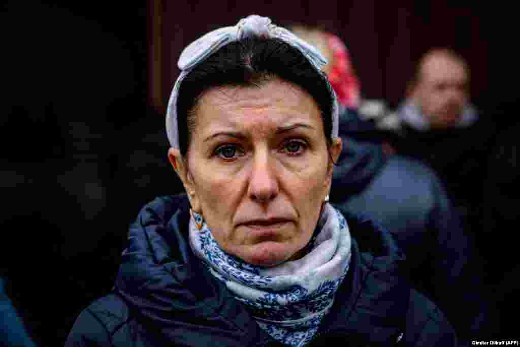 Инна Куприянова, работница местного завода, в очереди на сдачу ДНК для опознания останков отца. Украина направила в Харьковскую область несколько групп следователей. Генпрокурор Андрей Костин заявил, что они «изучат разрушенную инфраструктуру и факты убийств местных жителей»