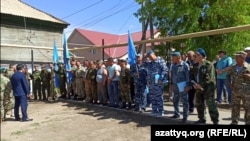 Собравшиеся у областного военкомата военные. Уральск, 7 июня 2021 года.