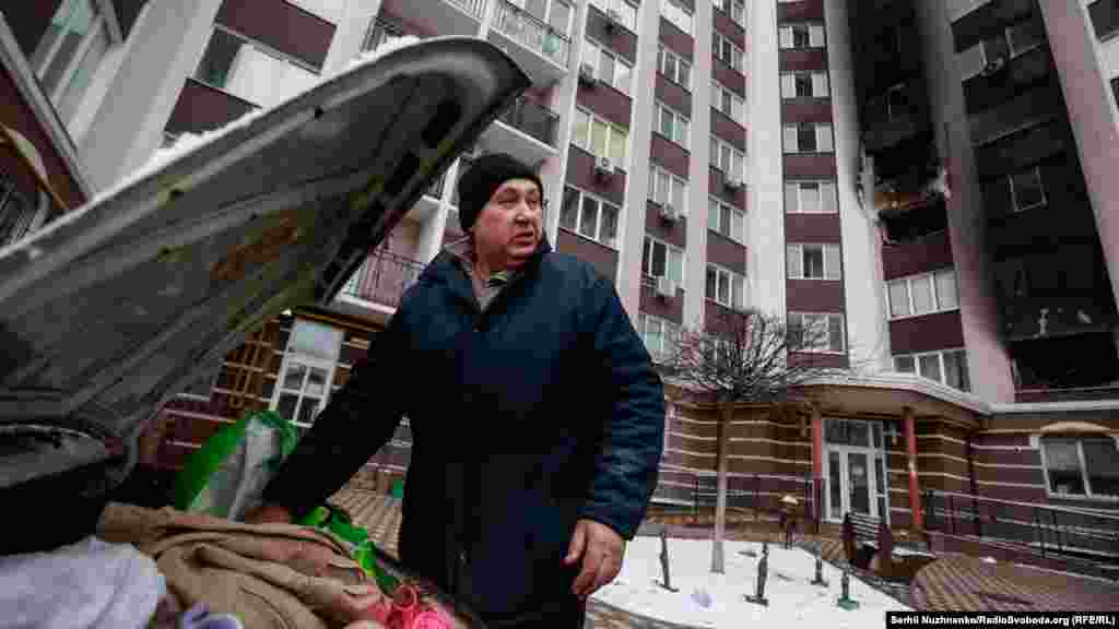 Падчас руху калёны расейскіх войскаў праз горад расейцы вялі бязладны агонь па жылых дамах, кажуць мясцовыя жыхары, Буча, Кіеўская вобласьць, 1 сакавіка 2022 г. Справа — фота лютага 2023 года