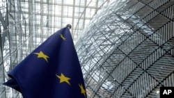 Илустрација, Белгија, знамето на Европската Унија пред зградата на Европскиот совет во Брисел, понеделник, 17 јуни 2024 година.