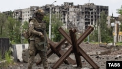 Наемник ЧВК «Вагнер» на одной из улиц Бахмута
