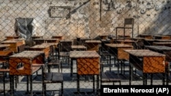 طالبان پس از برگشت به قدرت به دختران بالاتر از صنف ششم اجازه تحصیل ندادند و در دسامبر سال گذشته میلادی دروازه تمام پوهنتون ها را نیز به روی دختران بستند