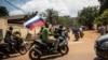 Жители Буркина-Фасо с российским флагом, иллюстративное фото