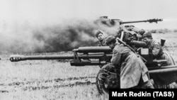 სსრკ, 1943 წელი. საბჭოთა ჯარისკაცები ქვემეხს M1942 (ZiS-3) ისვრიან, მეორე მსოფლიო ომში. ფონზე კი განადგურებული ნაცისტური გერმანული ტანკი „პანტერა“ იწვის