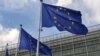 Zastave EU ispred zgrade Evropske komisije u Briselu, ilustrativna fotografija