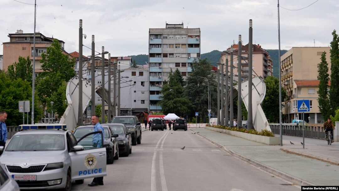 Most preko reke Ibar od 1999. deli Mitrovicu na južni - većinski albanski, i severni - većinski srpski deo (foto: maj 2024.)