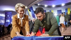 European Commission President Ursula von der Leyen with Ukrainian President Volodymyr Zelenskiy (file photo)