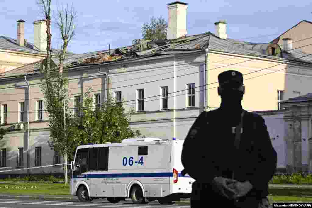 The damaged roof of the building on Komsomolsky Prospekt