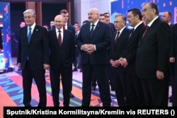Predsjednici Kazahstana Kasim-Žomart Tokajev, Rusije Vladimir Putin, Bjelorusije Aleksandar Lukašenko, Uzbekistana Šavkat Mirzijojev, Kirgistana Sadir Žaparov i Tadžikistana Emomali Rahmon obilaze izložbeni centar u blizini Kazana, Rusija, 21. februara 2024.