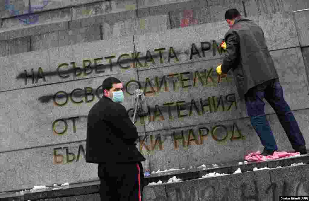 Членови на Бугарската социјалистичка партија го чистеа споменикот откако беше нагрдена контроверзната порака за „благодарност“ - Софија, февруари 2011 година.