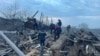 Spasioci raščišćavaju ruševine objekata nakon ruskog granatiranja Pokrovska na istoku Ukrajine, 6. januara 2024.