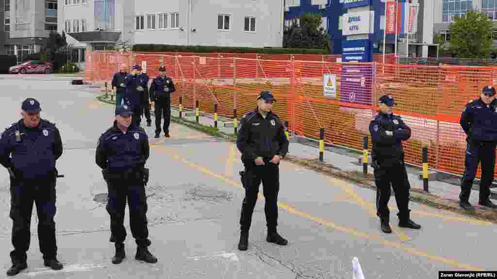 Policija tokom protesta čuva prilaz televiziji.