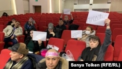 Сот шешіміне наразылар "Нұр Отан" ғимаратында отыр. Нұр-Сұлтан, 10 ақпан 2020 жыл.