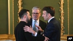 Прэзыдэнт Украіны Ўладзімір Зяленскі, брытанскі прэм'ер Кір Стармэр і прэзыдэнт Францыі Эманюэль Макрон. Лёндан, 2 сакавіка 2025 