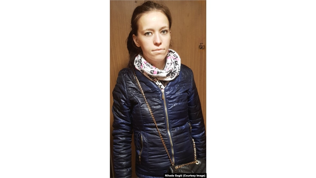 Nihada Gegić je rođena 1994. u Prizrenu. U taj grad su njeni roditelji izbjegli tokom rata u BiH. U Sarajevo su se vratili 1997. godine.