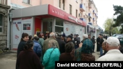 В результате войны и последующего экономического кризиса многие граждане были не в состоянии покрыть задолженности перед финансовыми институтами