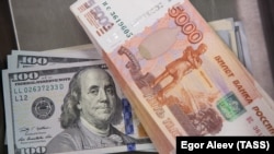 Амэрыканскія даляры і расейскія рублі