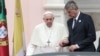 Papa Franjo u Nacionalnoj palati u Lisabonu, nakon što je započeo svoju petodnevnu posjetu Portugalu. 2. augusta 2023.