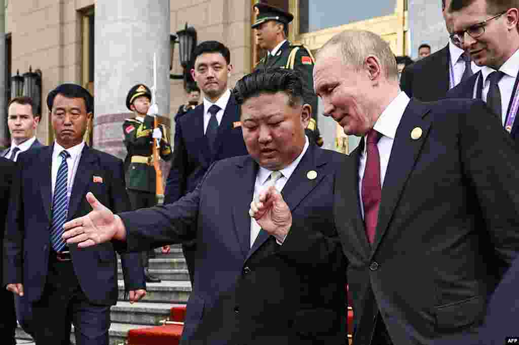 Putyin a találkozót kihasználva megköszönte Kimnek, hogy csapatokat küldött az Ukrajna elleni háborúba, és azt mondta, hogy az észak-koreaiak „hősiesen” harcoltak.