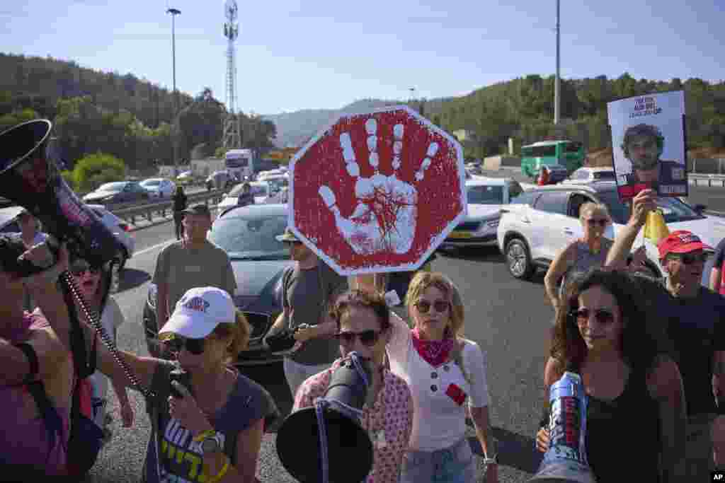 Demonstruesit bllokojnë autostradën gjatë një proteste duke kërkuar lirimin e menjëhershëm të pengjeve që mbahen nga Hamasi, pranë Bet Shemesh, Izrael, të dielën, më 24 gusht 2025.