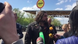 Александр Залдостанов Брестда журналистлар саволига жавоб бермоқда