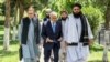 د پاکستان د بهرنیو چارو وزیر اسحاق ډار (په مینځ کې) کابل کې د طالبانو د بهرنیو چارو له وزیر امیر خان متقي سره (له ښي لوري لومړی) سره خبرې کوي - د اپرېل ۱۹مې انځور.