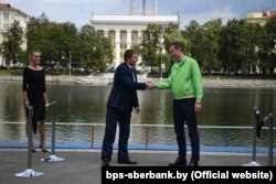 Намесьнік старшыні Менгарвыканкаму Арцём Цуран (зьлева) і намесьнік старшыні праўленьня «Сбербанку» Аляксандар Вядзяхін падчас цырымоніі закладкі памятнага знака 16 ліпеня