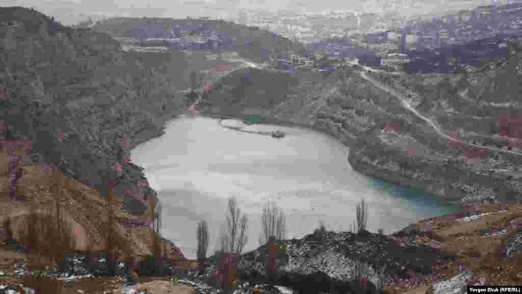 Станом на кінець вересня 2020 року об`єм води в Блакитному озері становив 4,5 мільйона кубічних метрів. Відразу за кар'єром мікрорайон Кадиковка