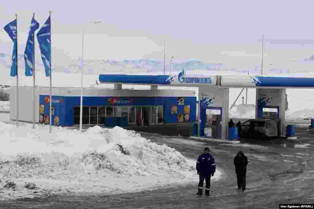 "Газпромдун" эң бийиктеги май куюучу жайы Суусамырда жайгашкан. Ал деңиз деңгээлинен 2300 метр бийиктикте. Алыскы аймактардагы май куюучу жайлар жергиликтүү эл үчүн дүңүнөн алчу дүкөндүн да ролун аткарат.