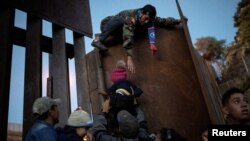 Нелегальные мигранты на границе США и Мексики.