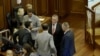 Poslanik kosovskih Srba Nenad Rašić razgovara sa poslanicima Demokratske partije Kosova uoči sednice kosovskog parlamenta, 28. avgusta 2025.
