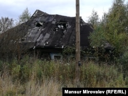 An abandoned house in Rozhdestveno.
