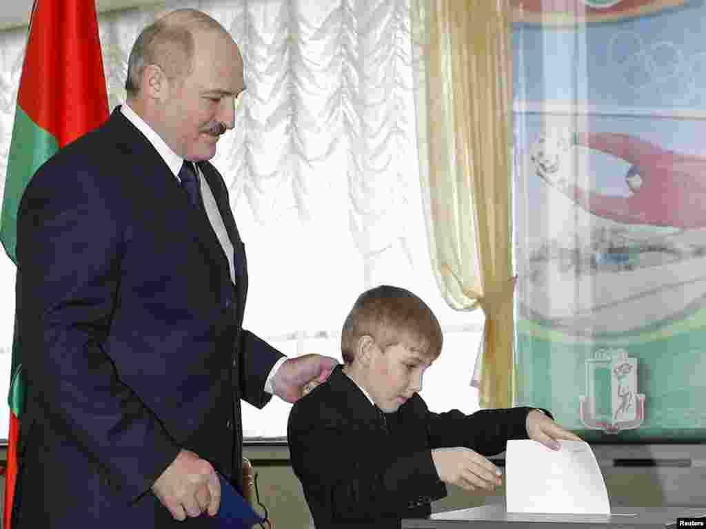 Аляксандар Лукшэнка галасуе разам з сынам