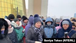 Ипотека борышкерлері тобының жетекшісі Қанағат Тәкеева (ортада) өзге де наразылармен бірге Ақордаға барар жолда тұр. Нұр-Сұлтан, 17 ақпан 2020 жыл.