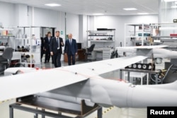 Russiýanyň prezidenti Wladimir Putin (ortada) Sankt-Peterburgdaky pilotsyz önümçilik zawodyna sapar wagtynda. 2024-nji ýylyň sentýabry
