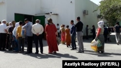 Aşgabatda azyk dükanynyň öňünde nobata duran adamalar 