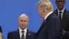 Президент США Дональд Трамп проходит мимо президента России Владимира Путина, когда участники саммита «Группы двадцати» готовились к коллективной фотографии. Аргентина, Буэнос-Айрес, 30 ноября 2018 года