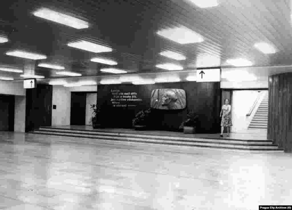  Мемориальная доска на станции метро, ​​которая называлась Ленинова, 1978 год. Цитата рядом с мемориальной доской взята из пропагандистского стихотворения: &laquo;Ленин и&nbsp;теперь живее всех живых. Наше знанье &mdash; сила и&nbsp;оружие&raquo;. По сообщениям, эта мемориальная доска всё еще на месте, среди кабелей за газетным киоском на станции, которая теперь называется Дейвицка &nbsp; 