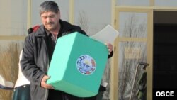 Critics say that the upcoming Uzbek presidential poll won't offer voters any real choice and that current incumbent Islam Karimov's reelection is practically a foregone conclusion. 