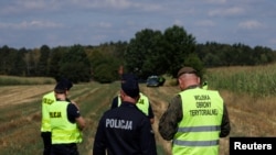 Сьледчыя дзеяньні на месцы падзеньня дрону ў Люблінскім ваяводзтве. Архіўнае фота 