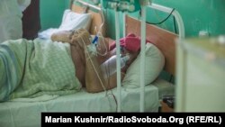Більшість важкохворих пацієнтів не отримали жодної дози вакцини, кажуть лікарі. Реанімація інфекційного відділення Київської міської клінічної лікарні №9, 18 червня 2020 року