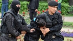 Казак полициясы нааразылыкка чыккандарды кармап баратат, 9-июнь, 2019-жыл.