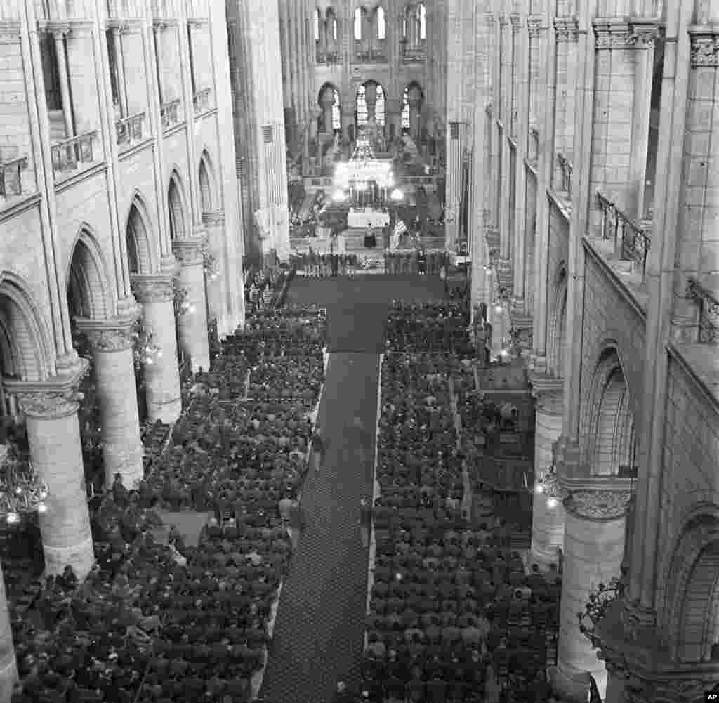 U.S. soldiers fill the pews of Notre Dame Cathedral on April 16, 1945, during the GI memorial service for U.S. President Roosevelt. This was less than a year after the liberation of the city during&nbsp;World War II.