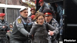 Ереванская полиция задерживает участников акции протеста в день визита Путина