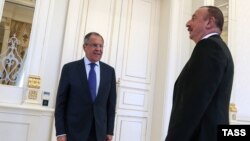 Азербайждан -- Глава МИД России Сергей Лавров (слева) и президент Азербайджана Ильхам Алиев, Баку, 12 июля 2016 г․ 