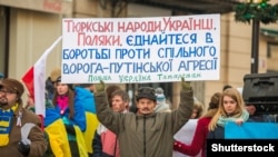Учасники маршу солідарності з Україною у Польщі. Варшава, 23 листопада 2014 року (ілюстраційне фото)
