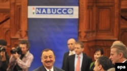 Türkmenistanyň NABUCCO proýektine goşulýandygyny yglan etmegi, indi bolsa Azerbeýjana delegasiýa ugratmagy, Nyýazowyň guran demir perdesinden çykmak ugrundaky hereket diýip professor Timur Hoja atlandyrdydy.