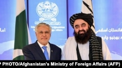 امیرخان متقی سرپرست وزارت خارجۀ طالبان و محمد اسحاق دار معاون صدراعظم و وزیر خارجۀ پاکستان (تصویر از آرشیف)