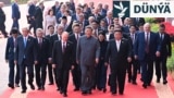 Hytaý lideri Si Szinpin (ortada) we daşary ýurt liderleri, şol sanda rus prezidenti Wladimir Putin (orta çep) we demrigazyk koreya lideri Kim Jong Un (orta sag) II Jahan urşunyň tamamlanmagynyň 80 ýyllyk dabarasynyň öň ýany, Tianmen Skweriniň münberine tarap ýöräp barýarlar.