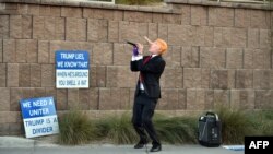 Исполнение песенки про Трампа – в знак протеста в день кокусов в Неваде
